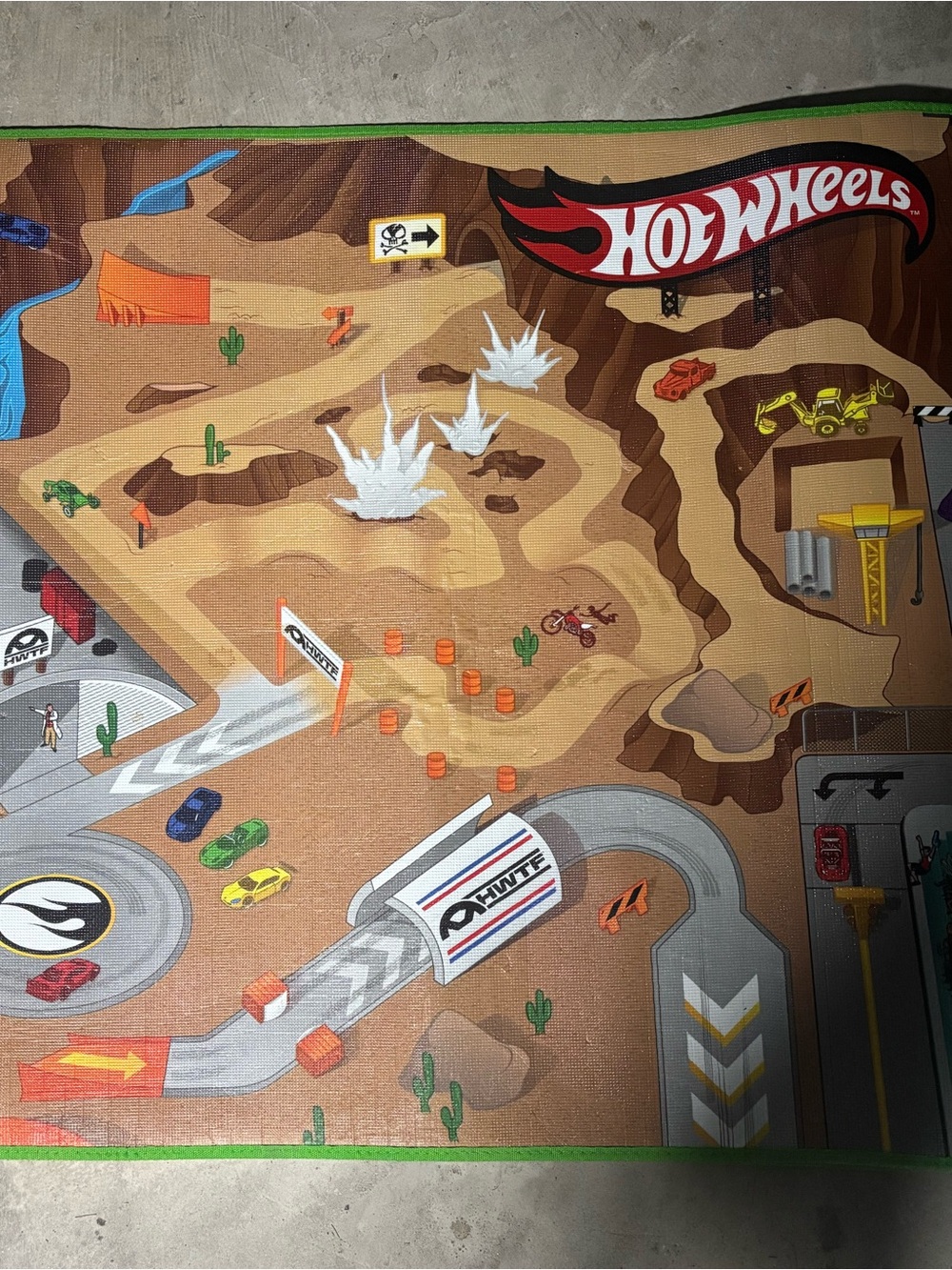 Hot Wheels Play Mat - Desert Racetrack (Brown, Tan, Green)